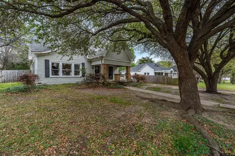 305 E Blair St, Mineola, TX 75773