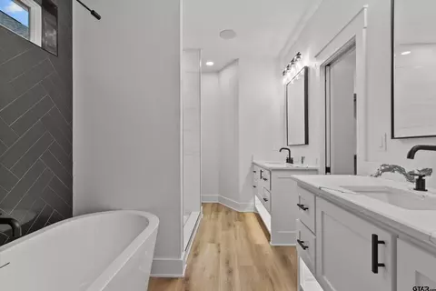 Bath - 2069 Locklear Ln, Tyler, TX 75703 photo 1 of 4