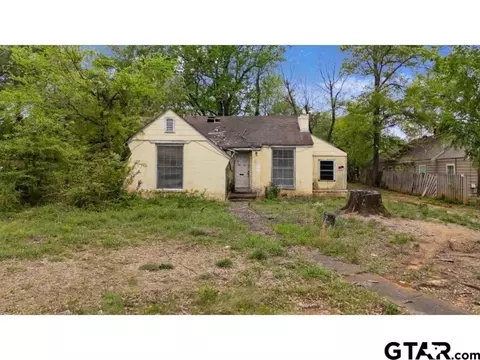 1565 Crescent Dr, Tyler, TX 75702