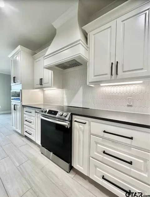 Kitchen - 349 Brooks Dr, Gladewater, TX 75647 photo 4 of 5