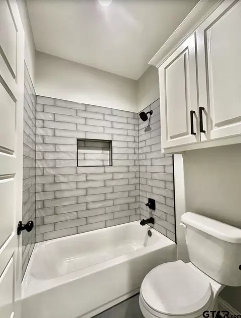 Bath - 349 Brooks Dr, Gladewater, TX 75647 photo 6 of 7