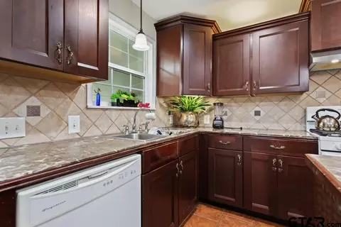 910 E Barbara, Tyler, TX 75701 photo 8