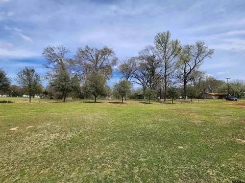 105 Easy St, Palestine, TX 75801