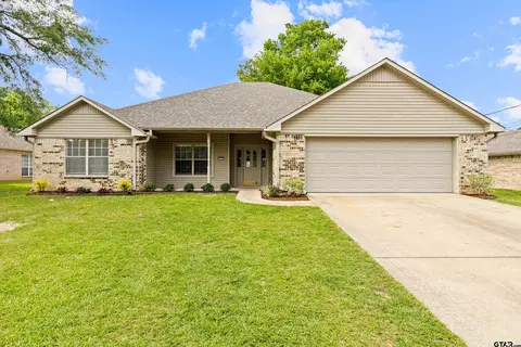593 Briarwood Dr, Gladewater, TX 75647