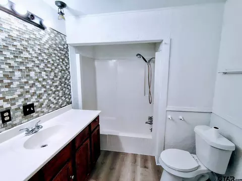 Bath - 211 Watkins, Longview, TX 75604 photo 2 of 2