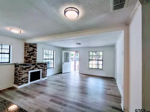Living - 211 Watkins, Longview, TX 75604 photo 1 of 3