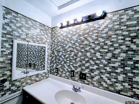 Bath - 211 Watkins, Longview, TX 75604 photo 1 of 2