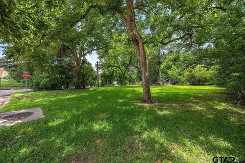 405 N 6th St, Crockett, TX 75835