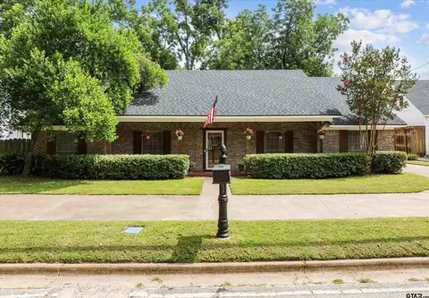 907 E Houston Ave, Crockett, TX 75835