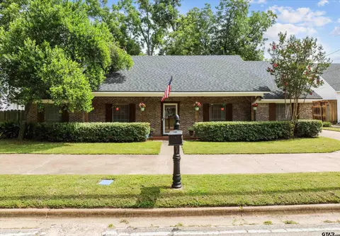 907 E Houston Ave, Crockett, TX 75835
