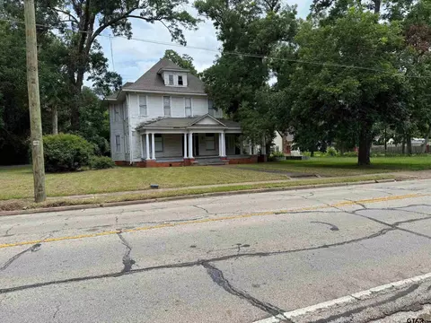 906 E Houston Ave, Crockett, TX 75835