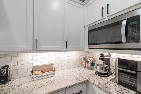 Kitchen - 110 E Post Oak, Frankston, TX 75763 photo 4 of 6