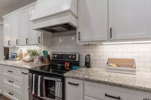 Kitchen - 110 E Post Oak, Frankston, TX 75763 photo 5 of 6