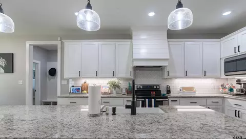 Kitchen - 110 E Post Oak, Frankston, TX 75763 photo 6 of 6