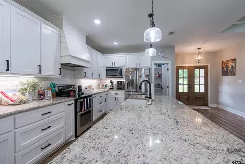 Kitchen - 110 E Post Oak, Frankston, TX 75763 photo 2 of 6