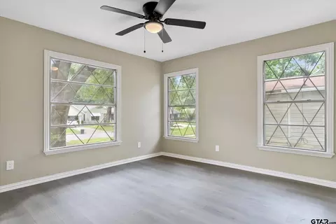 Living - 415 Maple Dr, Terrell, TX 75160 photo 5 of 5