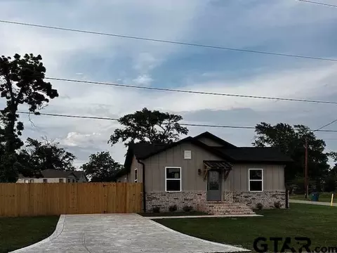 207 Oaklawn Dr, Henderson, TX 75652