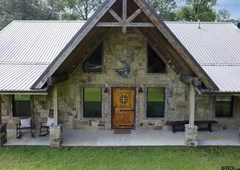 864 Pyeatt Dr, Gladewater, TX 75647
