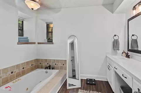 Bath - 914 Regency Dr, Longview, TX 75604 photo 2 of 5