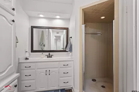 Bath - 914 Regency Dr, Longview, TX 75604 photo 3 of 5