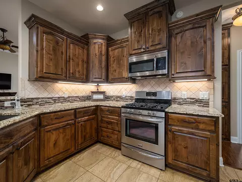 Kitchen - 5934 Havens Trl, Tyler, TX 75707 photo 3 of 4