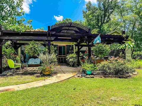 438 Sunshine Dr, Gladewater, TX 75647
