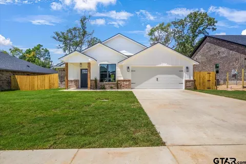 16322 Crossing Cir, Lindale, TX 75771