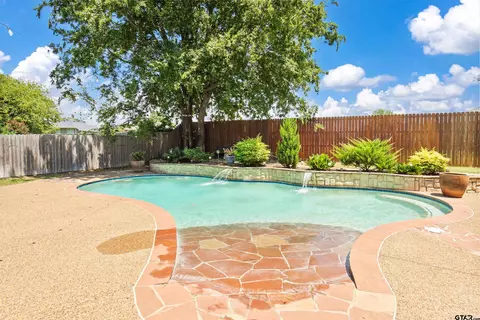 906 Millstone Ln, Chandler, TX 75758