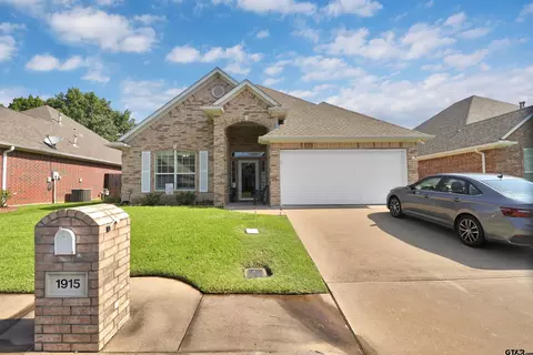 1915 Hollyglen Dr, Tyler, TX 75703