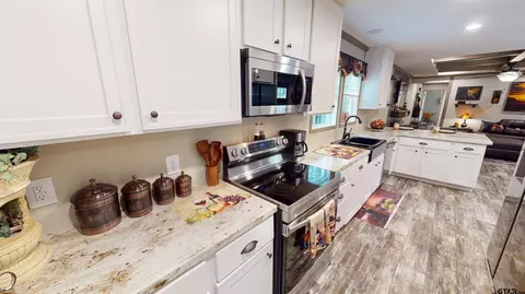 2957 Waterwood Dr, Chandler, TX 75758
