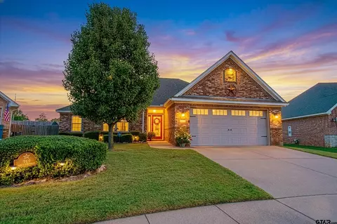 717 White Bear Trl, Lindale, TX 75771