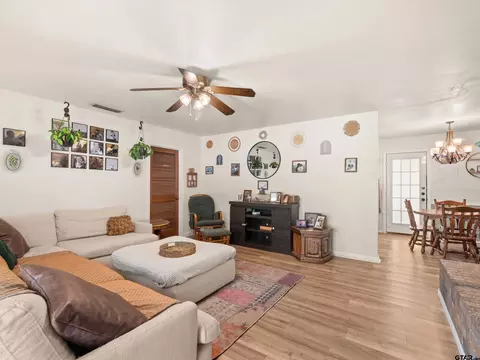 Living - 607 Milligan, Longview, TX 75604 photo 3 of 4