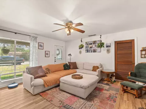 Living - 607 Milligan, Longview, TX 75604 photo 2 of 4