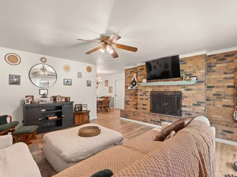 Living - 607 Milligan, Longview, TX 75604 photo 4 of 4