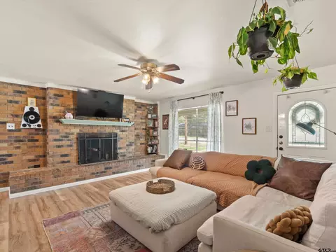 Living - 607 Milligan, Longview, TX 75604 photo 1 of 4
