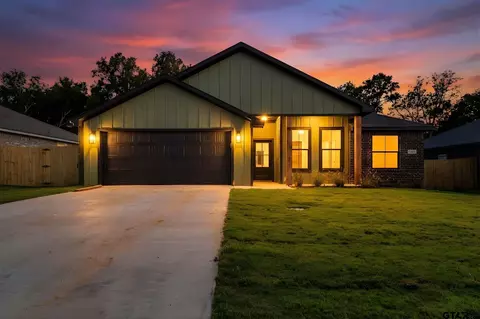16525 Crossing Cir, Lindale, TX 75771
