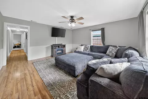 306 4th St, Palestine, TX 75803