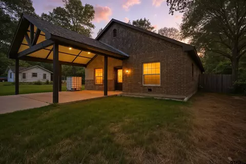 1007 E 1st St, Mount Pleasant, TX 75455