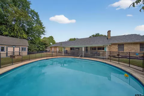 707 N Sherwood Dr, Overton, TX 75684