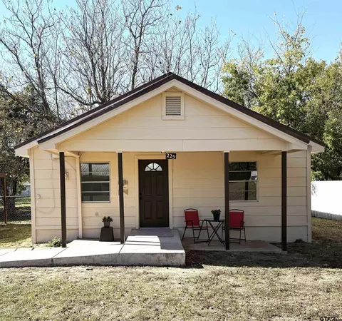 225 College St, Roxton, TX 75477