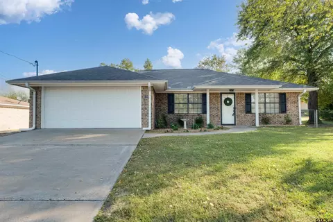 216 Thomas Rd, Palestine, TX 75803