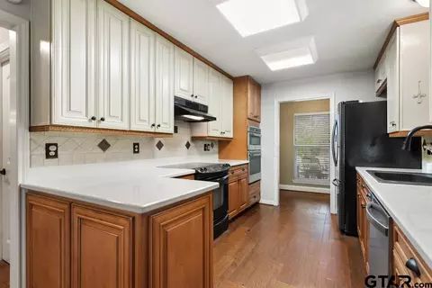 Kitchen - 412 E Hideaway Ln, Hideaway, TX 75771 photo 2 of 7