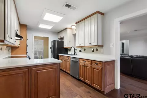 Kitchen - 412 E Hideaway Ln, Hideaway, TX 75771 photo 1 of 7