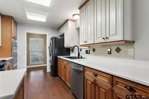 Kitchen - 412 E Hideaway Ln, Hideaway, TX 75771 photo 4 of 7