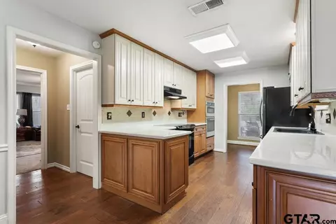 Kitchen - 412 E Hideaway Ln, Hideaway, TX 75771 photo 3 of 7