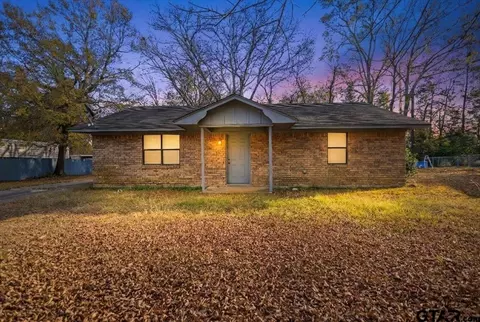 304 E Williams St, Carthage, TX 75633