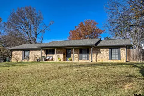113 Peach Tree Dr, Palestine, TX 75803