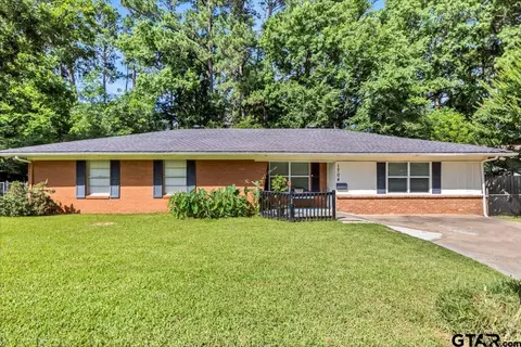 1704 Oakwood Dr, Troup, TX 75789