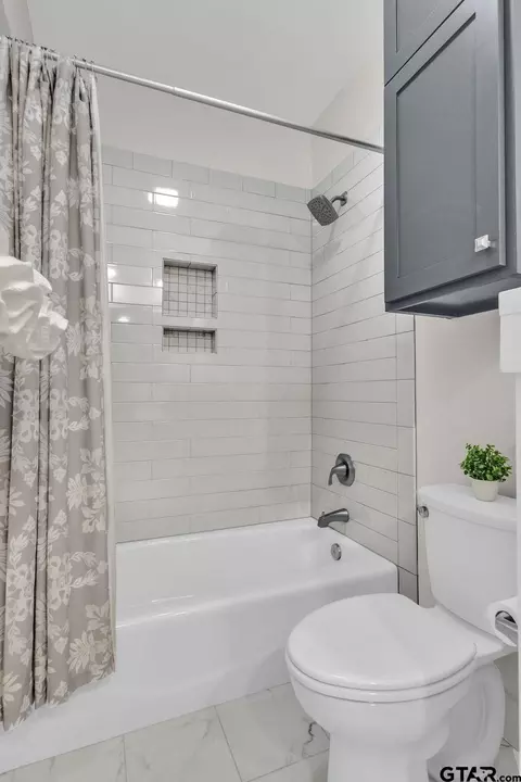 Bath - 241 Hideaway Ln E, Hideaway, TX 75771 photo 6 of 7