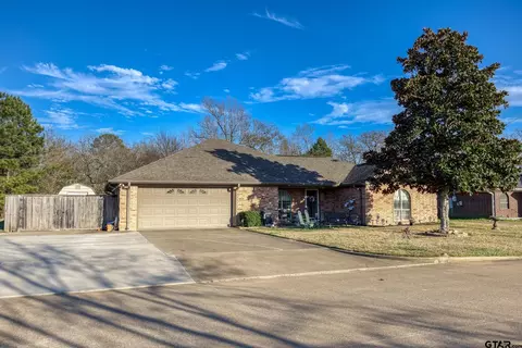 418 Chancellor Dr, Palestine, TX 75803